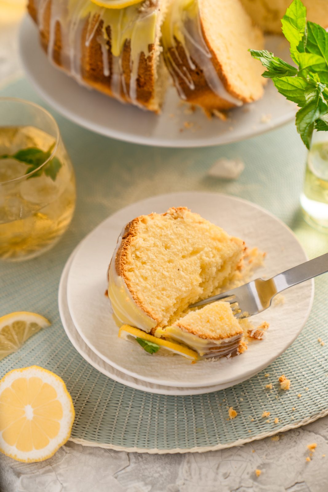 Rezept für saftiger Zitronen-Gugl. Einer unserer Favoriten an "trockenen" Kuchen. Schnell und easy gemacht und super saftig!