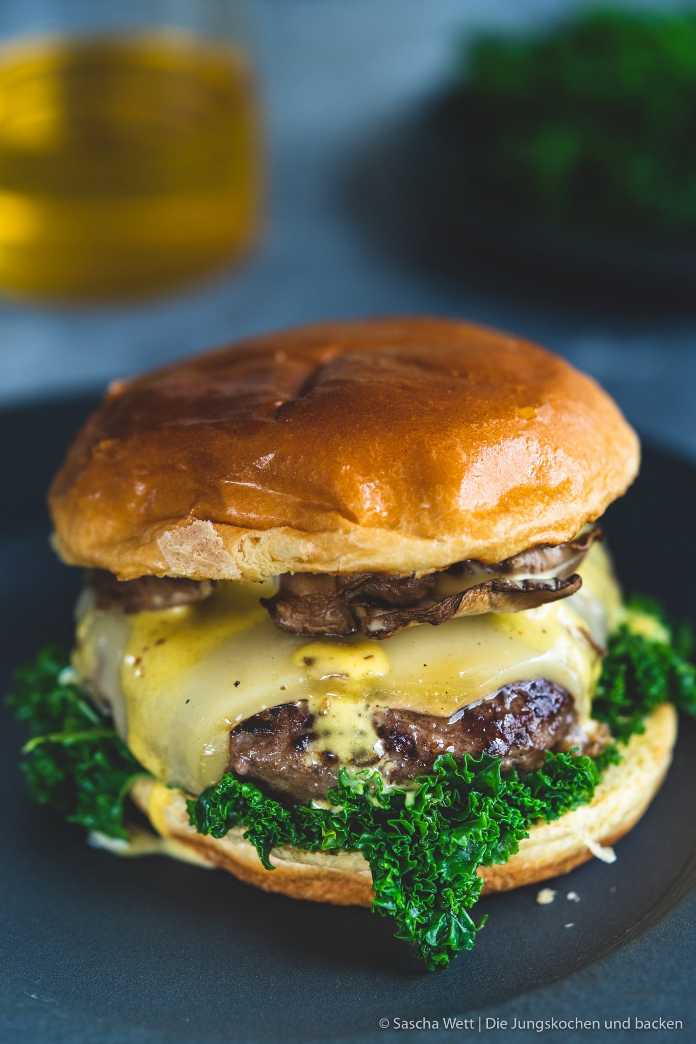 Cheeseburger mit Grünkohl & Rapsöl-Mayo