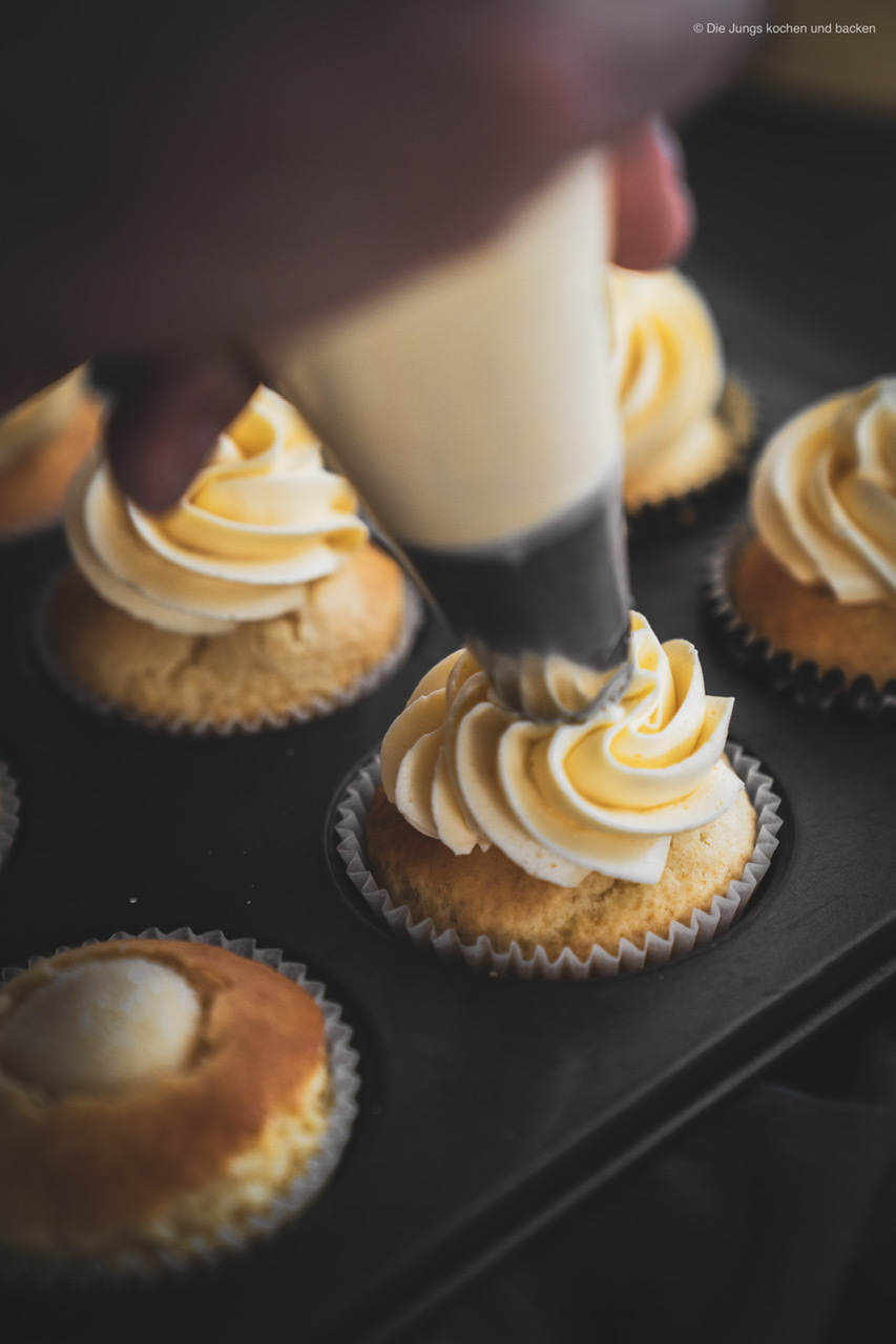 Rezept für leckere Pralinen Cupcakes. Die feinen Schoko-Trüffel im Kern sind das Highlight und geben ganz klar den Ton an. Das Rezept dient aber auch als perfektes Cupcake-Grundrezept! #rezepte #cupcakes #pralinen #süßes #Törtchen