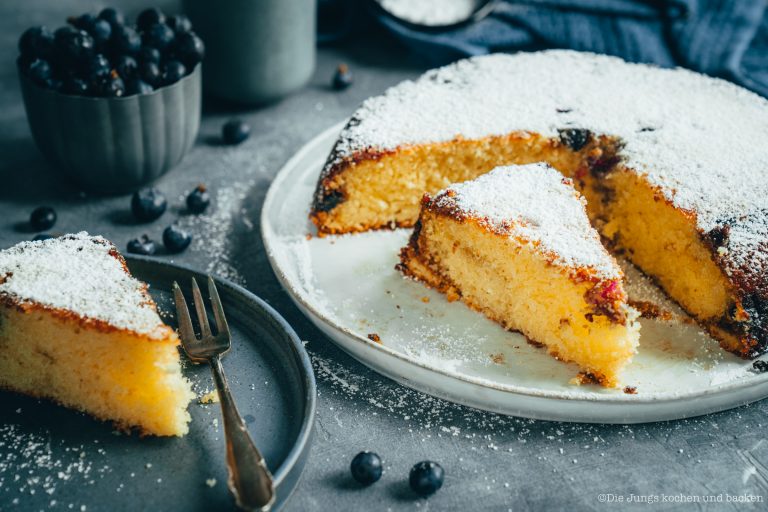 Rezept für einen saftigen Blaubeerkuchen. Einfetten, bemehlen & Co sind Geschichte - dieser Kuchen kommt direkt aus der Pfanne. #rezepte #einfacherezepte #rezeptefürjedentag #foodblogger #schnellerezepte