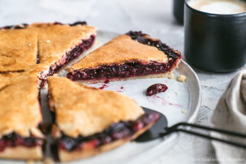 Rezept für einen grandiosen Cherry Pie. Unsere Idee von Tante Mathildas berühmten Kirschkuchen und er ist so einfach zu backen! #rezepte #einfacherezepte #rezeptefürjedentag #foodblogger #schnellerezepte