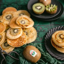 Rezept für schnelle Kiwi Pfannkuchen. Saftige Zespri Green Kiwi macht dieses Frühstück zum absoluten Glücklichmache! #food #rezepte #einfacherezepte #rezeptefürjedentag #foodblogger #schnellerezepte