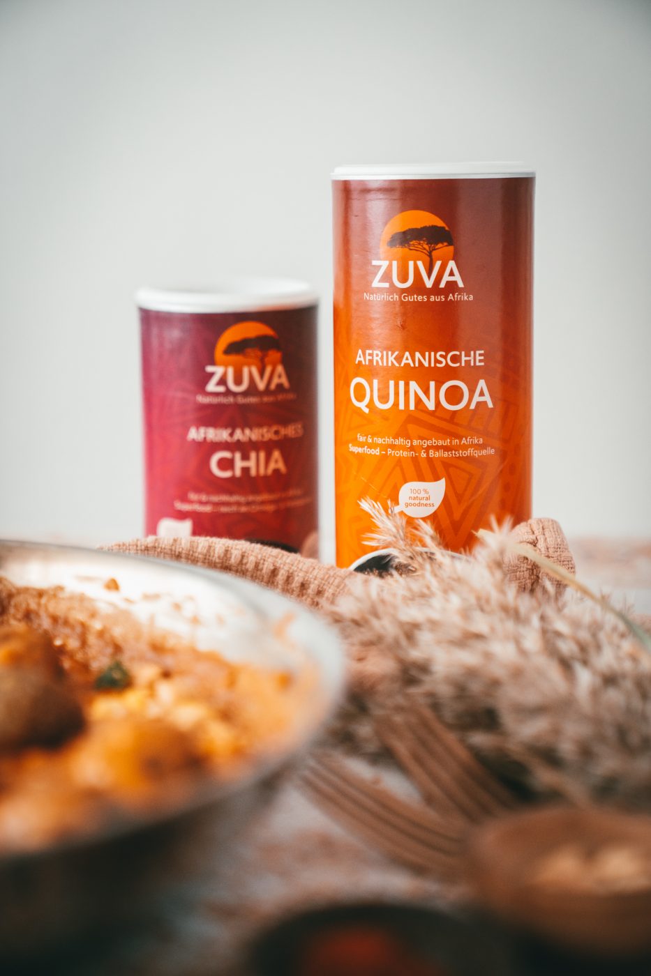 ZUVA Quinoa Baellchen 17 | Wir finden es wichtig, auch immer einen Blick über den Tellerrand zu wagen. Dazu gehört für uns auch schon recht lange, uns immer mal wieder an veganer Küche zu probieren. Wir sind mit Sicherheit keine Profis auf dem Feld, aber auch wir möchten mit Bedacht Fleisch konsumieren und dazu gehört eben dann auch mehr und mehr vegetarische Gerichte auf den Tisch zu bringen. Also haben wir aus Quinoa richtig geniale Quinoa-Bällchen geformt und mit einer unfassbar guten afrikanischen Erdnusssauce angerichtet!