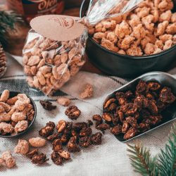 Rezept für 3 spannende Varianten gebrannte Erdnüsse. So holt ihr euch den Weihnachtsmarkt nach Hause oder habt das perfekte Geschenk aus der Küche!