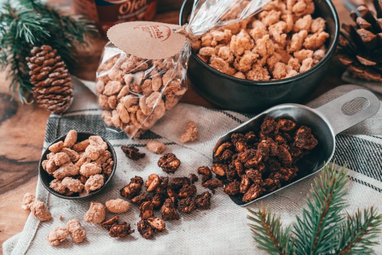 Rezept für 3 spannende Varianten gebrannte Erdnüsse. So holt ihr euch den Weihnachtsmarkt nach Hause oder habt das perfekte Geschenk aus der Küche!