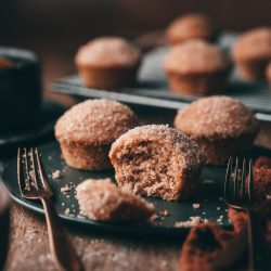 Zimt Zucker Muffins 18 | Zimt-Zucker ... für mich eine unschlagbare Kombination. Ein Crêpe mit Zimt & Zucker ist in den Wintermonaten Pflichtprogramm! Schon seit einigen Jahren ist Zimt für uns aber ein Gewürz, das uns ganzjährig begleitet - Zimt ist viel zu lecker, um ihn nur in der Weihnachtszeit zu feiern. Warum also nicht den Geschmack von Zimt & Zucker mit einem Muffin kombinieren?! Der ist super einfach und schnell gebacken und mit seiner süßen Oberseite ein absolutes Highlight. Meet our Zimt-Zucker Muffin - ihr werdet ihn lieben!