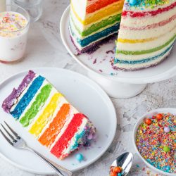 Regenbogen Torte 46 | Born this way! Heute wird es bunt und das ist gut so. Der Juni ist der alljährliche Pride-Monat und 2021 hat unsere Regenbogen-Torte ein Makeover defintiv verdient, denn ihr seid schon seit 2017 ganz verrückt nach diesem absoluten Leckerbissen! Aber was hat es mit der Regenbogenflagge eigentlich genau auf sich? Wir werden dem mal ein wenig auf den Grund gehen und dabei gibt es ein großes Stück Rainbow Cake.