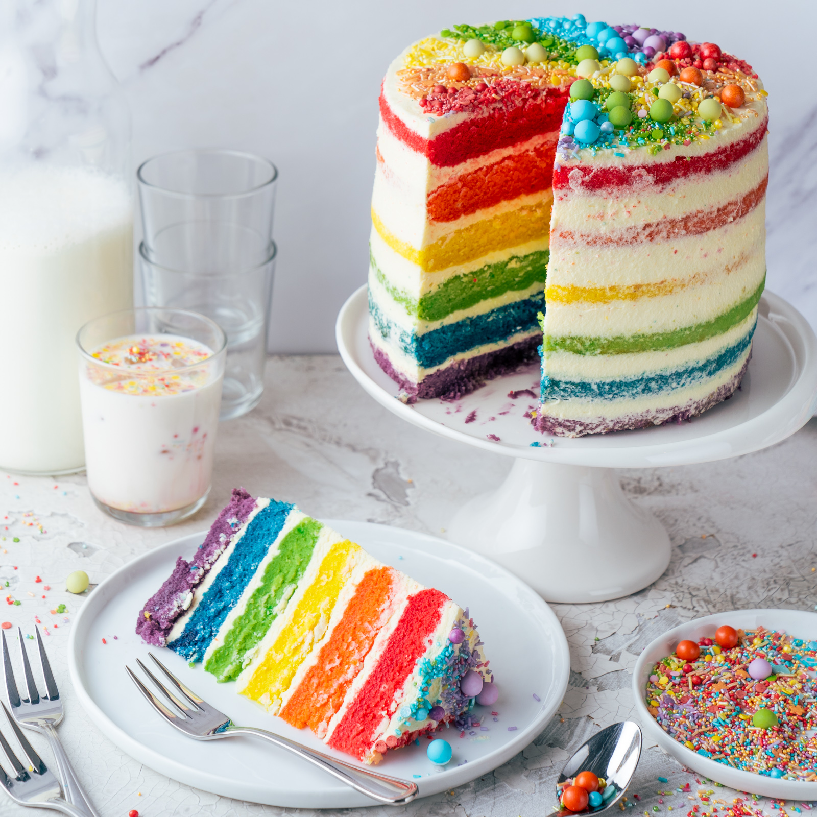 Regenbogen Torte 47 | Born this way! Heute wird es bunt und das ist gut so. Der Juni ist der alljährliche Pride-Monat und 2021 hat unsere Regenbogen-Torte ein Makeover defintiv verdient, denn ihr seid schon seit 2017 ganz verrückt nach diesem absoluten Leckerbissen! Aber was hat es mit der Regenbogenflagge eigentlich genau auf sich? Wir werden dem mal ein wenig auf den Grund gehen und dabei gibt es ein großes Stück Rainbow Cake.
