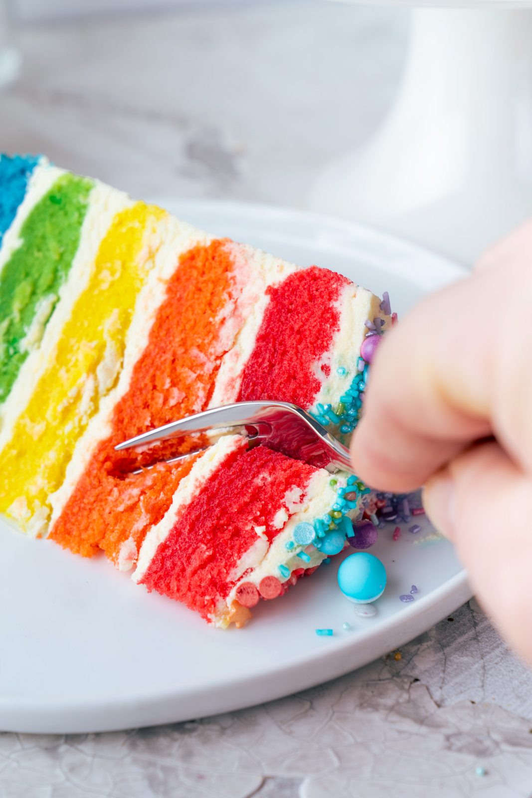 Regenbogen Torte 48 | Born this way! Heute wird es bunt und das ist gut so. Der Juni ist der alljährliche Pride-Monat und 2021 hat unsere Regenbogen-Torte ein Makeover defintiv verdient, denn ihr seid schon seit 2017 ganz verrückt nach diesem absoluten Leckerbissen! Aber was hat es mit der Regenbogenflagge eigentlich genau auf sich? Wir werden dem mal ein wenig auf den Grund gehen und dabei gibt es ein großes Stück Rainbow Cake.