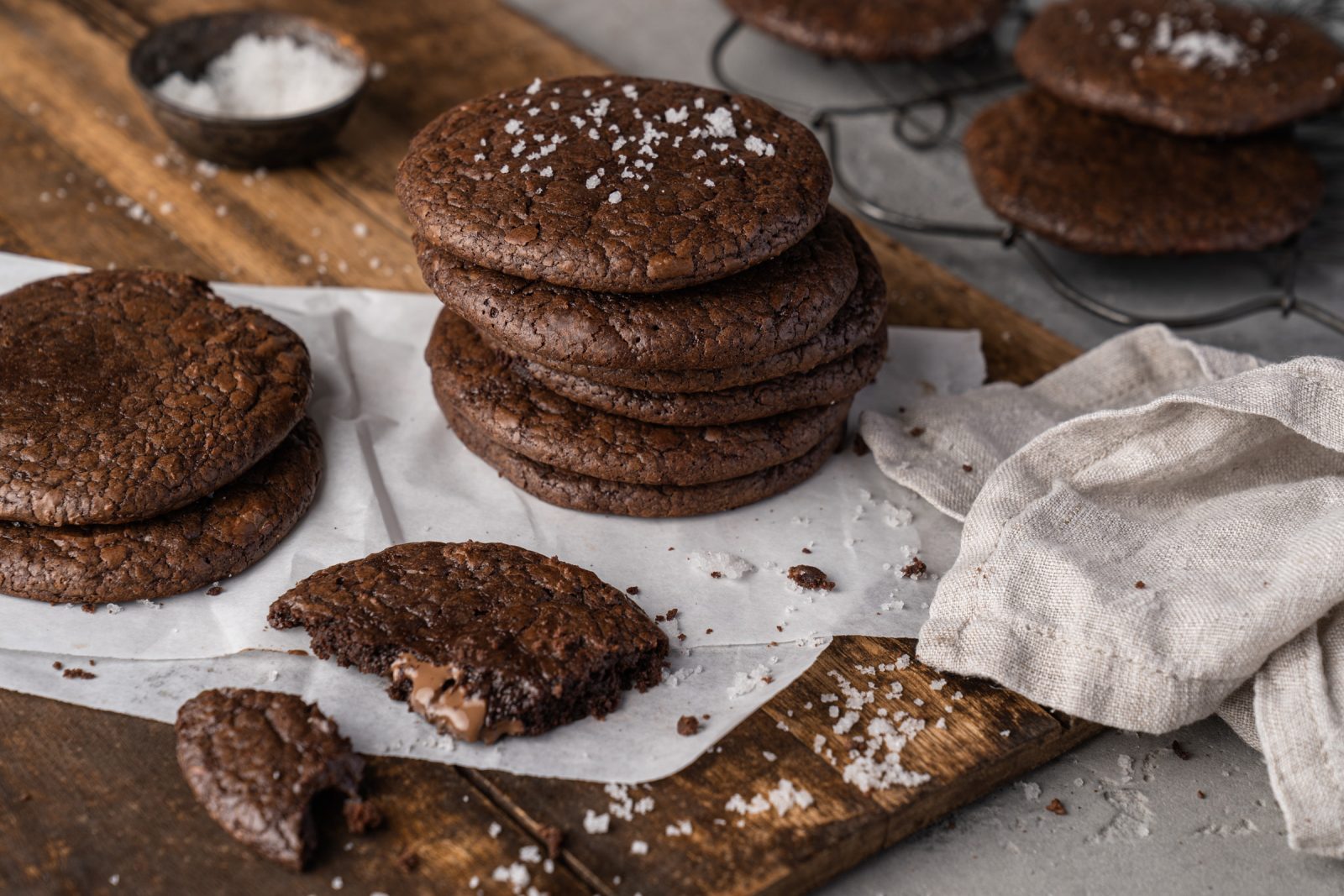 Extreme Chocolate Cookie 24 | Wer liebt sie nicht - Chocolate Chip Cookies? Diese kleinen Köstlichkeiten sind einfach unwiderstehlich und passen zu jeder Gelegenheit. Wir sind absolute Fans von Cookies und haben deshalb unser eigenes Rezept entwickelt, das wir heute mit euch teilen möchten. Unsere Chocolate Chip Cookies sind weich und saftig, genau wie in den USA, und vollgepackt mit Schokolade. Diese Cookies sind der perfekte Snack für zwischendurch, ein tolles Mitbringsel und die perfekte Partyleckerei!
