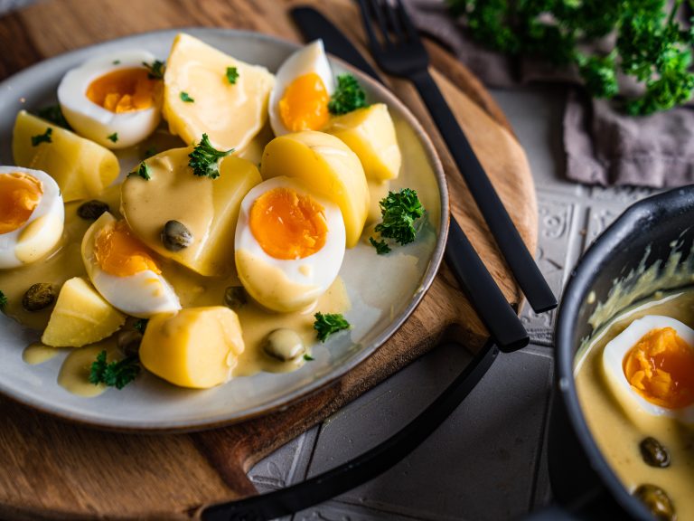 Oma Lores Eier in Senfsauce ist unser absolutes und leichtes Soulfood, das super schnell und easy zubereitet ist. Ein vegetarischer Klassiker!